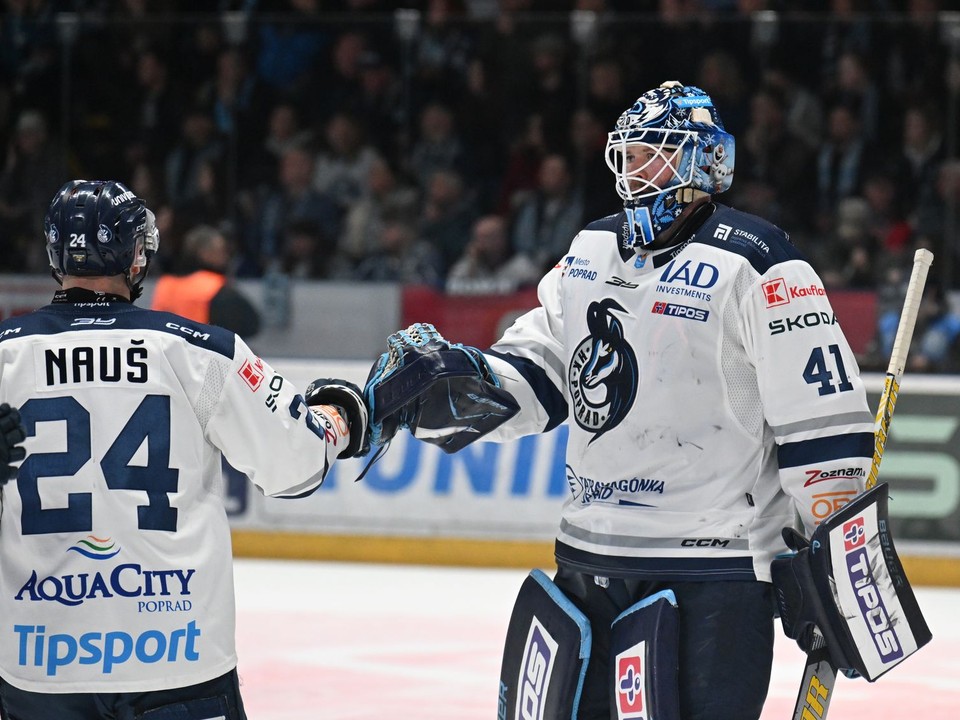 Na snímke hráči Popradu sa tešia z gólu, vľavo Aurel Nauš a brankár Tyler Parks počas prvého zápasu semifinále.