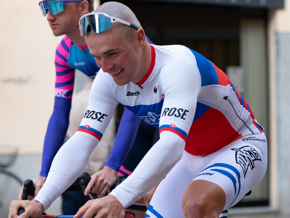 Lukáš Kubiš v drese majstra Slovenska v cyklistike. 