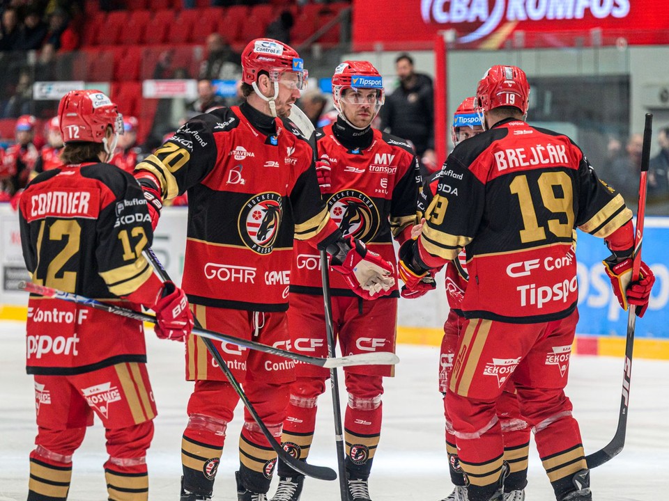 Na snímke hokejisti Prešova sa tešia z gólu.