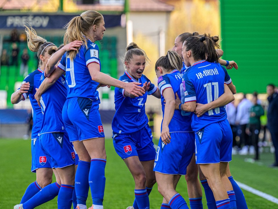 Slovenské futbalistky sa tešia z gólu.
