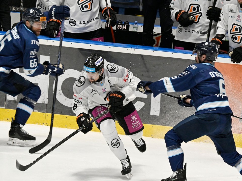 Na snímke uprostred Šimon Petráš (Košice), vpravo Ryan O Connor, a vľavo Tomáš Marcinko (obaja Slovan).