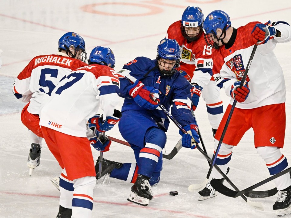 Na snímke uprostred Logan Stuart (USA) a vľavo David Sedláček (Česko) počas zápasu A -skupiny.
