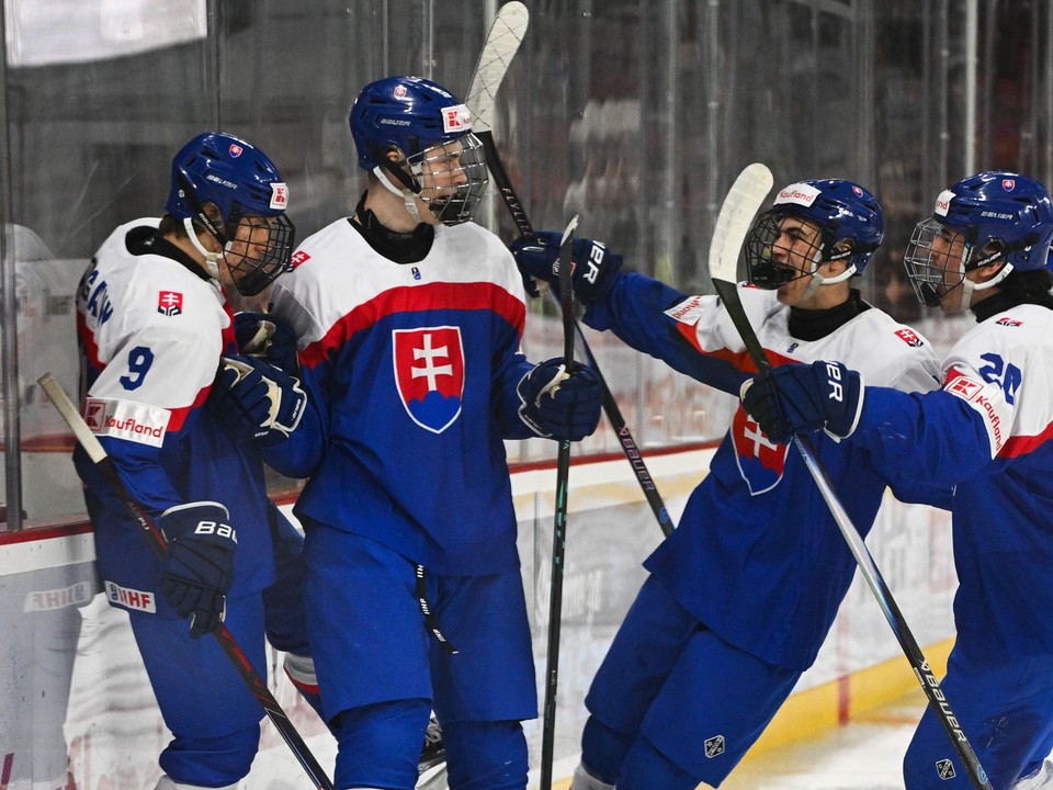 Na snímke hráči Slovenska sa tešia po prvom góle.