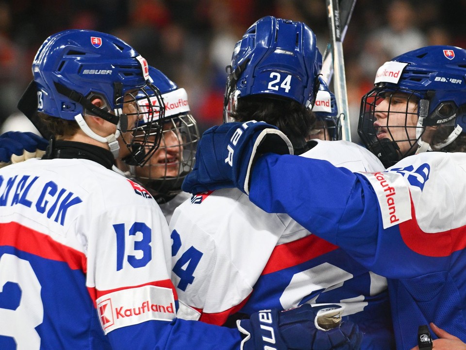 Na snímke hráči Slovenska sa tešia po druhom góle.