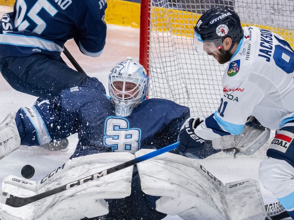 Brankár Henri Kiviaho (Slovan) v akcii  treťom zápase finále play off Tipsport extraligy HC Slovan Bratislava - HK Nitra.