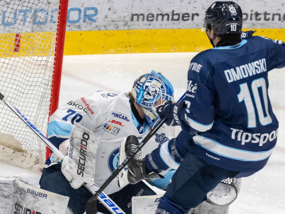 Na snímke sprava Ryan Dmowski (Slovan) a brankár Jasper Patrikainen (Nitra) v treťom zápase finále.