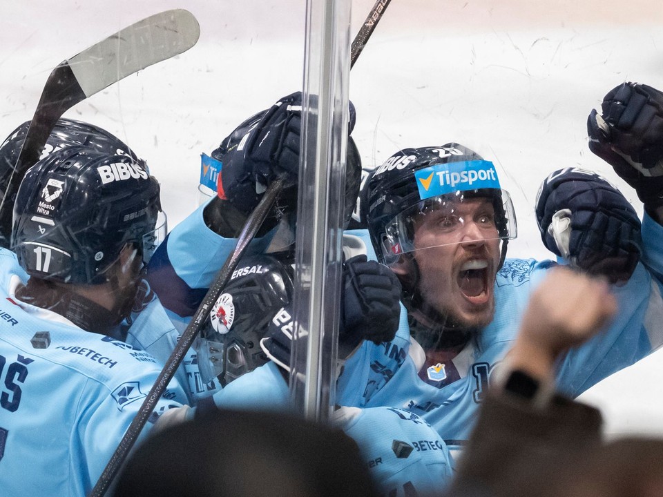 Vpravo sa raduje z gólu strelec Samuel Buček so spoluhráčmi (všetci Nitra) v 6. zápase finále play off hokejovej Tipsport extraligy medzi HC Slovan Bratislava - HK Nitra.