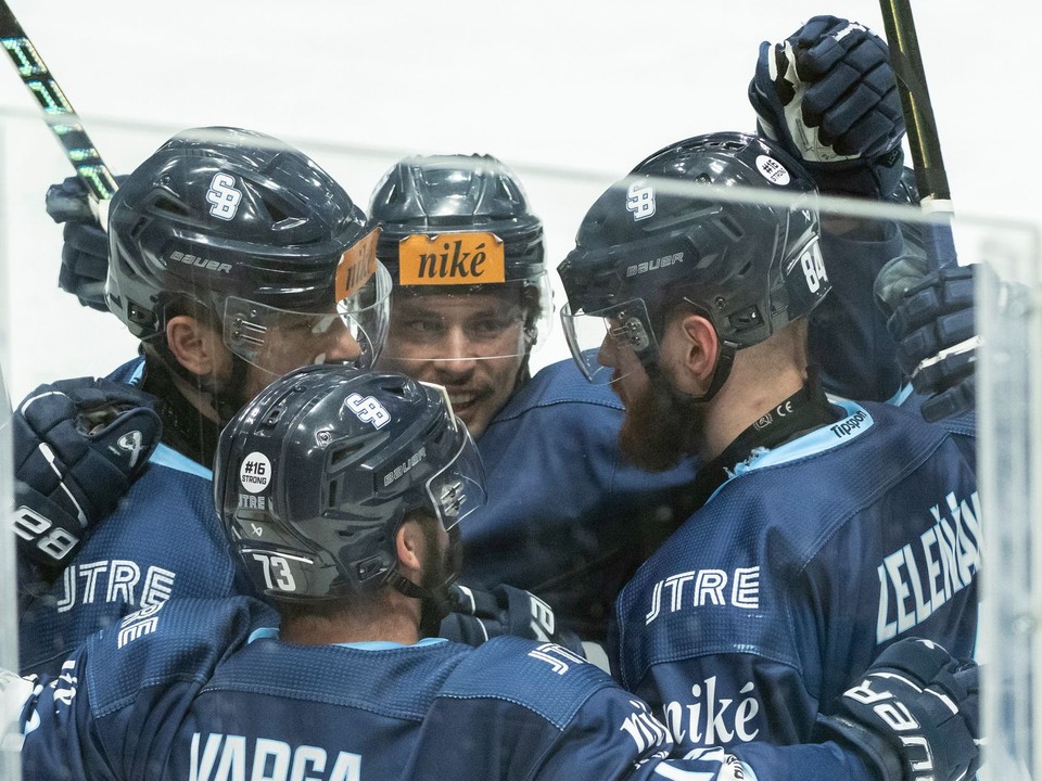 Hráči Slovana Bratislava sa tešia z gólu.