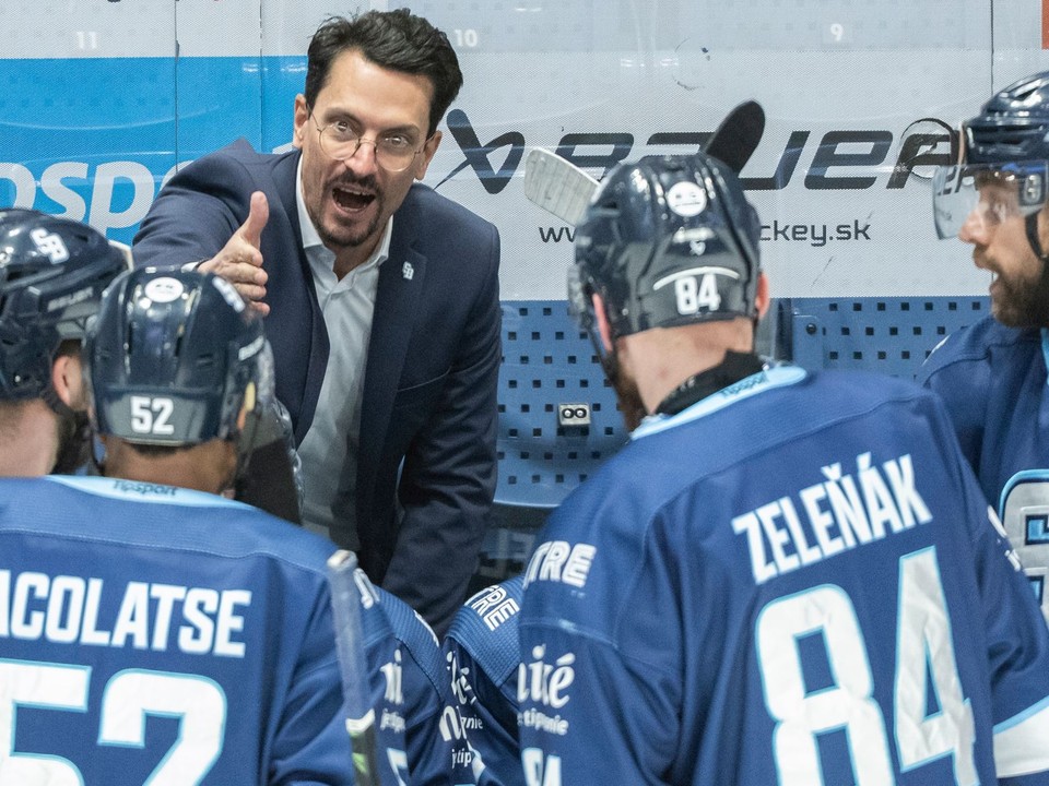 Hráči Slovana zľava Róbert Varga, Sena Acolatse, Vojtech Zeleňák a Tomáš Marcinko, ktorým dáva pokyny tréner Slovana Brad Tapper.