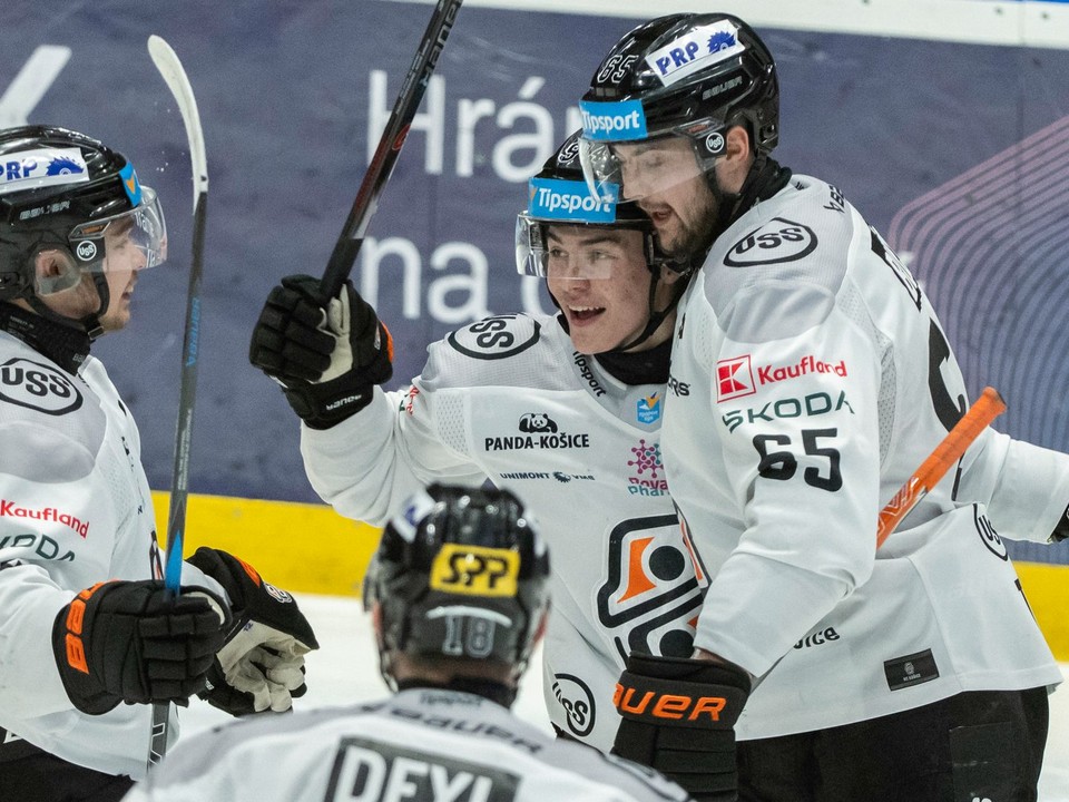 Hráč Košíc Michal Liščinský (druhý sprava) sa teší z gólu v prvom zápase semifinále hokejovej Tipsport ligy HC Slovan Bratislava - HC Košice.