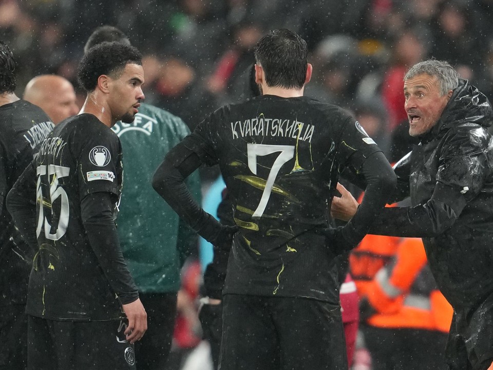 Luis Enrique komunikuje s hráčmi.