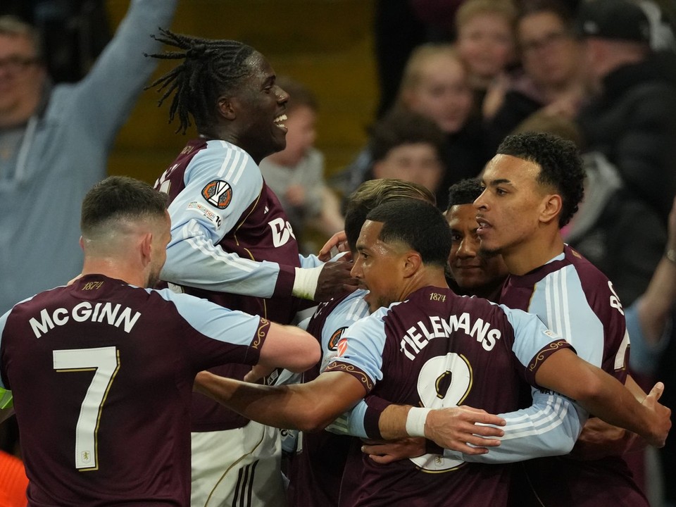 Aston Villa oslavuje gól. 