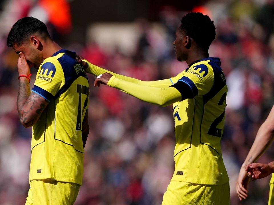 Hráči Tottenhamu po prehre.