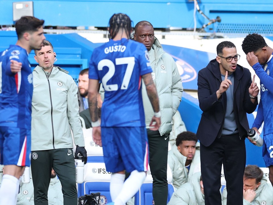 Tréner Liam Rosenior komunikuje s hráčmi.