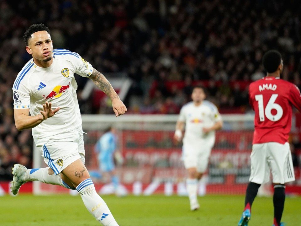 Noah Okafor z Leedsu oslavuje po strelení gólu počas zápasu medzi Manchesterom United a Leedsom.