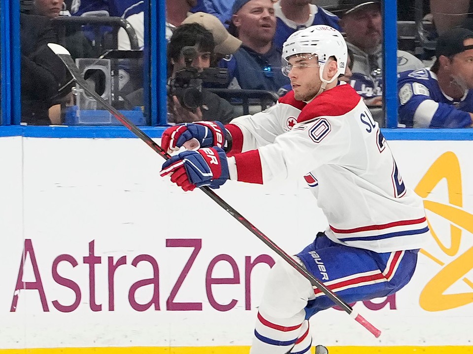 Juraj Slafkovský oslavuje víťazný gól v sieti Tampy Bay v prvom kole play-off NHL. 