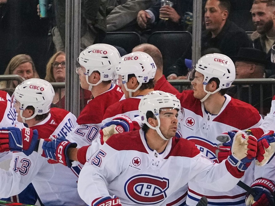 Hokejisti Montrealu Canadiens oslavujú gól.