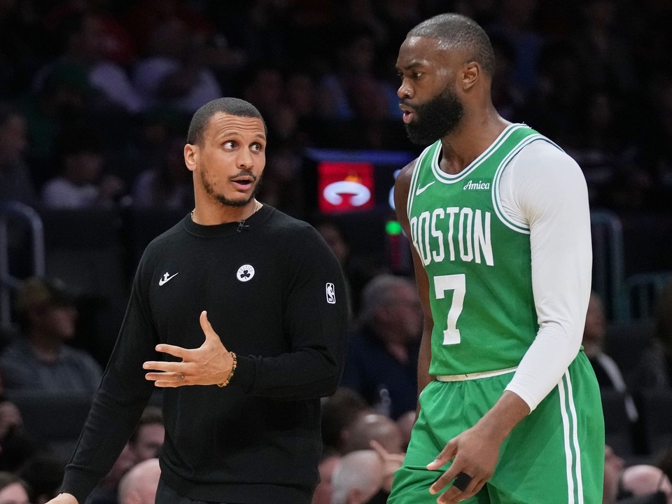 Hlavný tréner Boston Celtics Joe Mazzulla (vľavo) sa rozpráva s rozohrávačom Jaylenom Brownom (7).