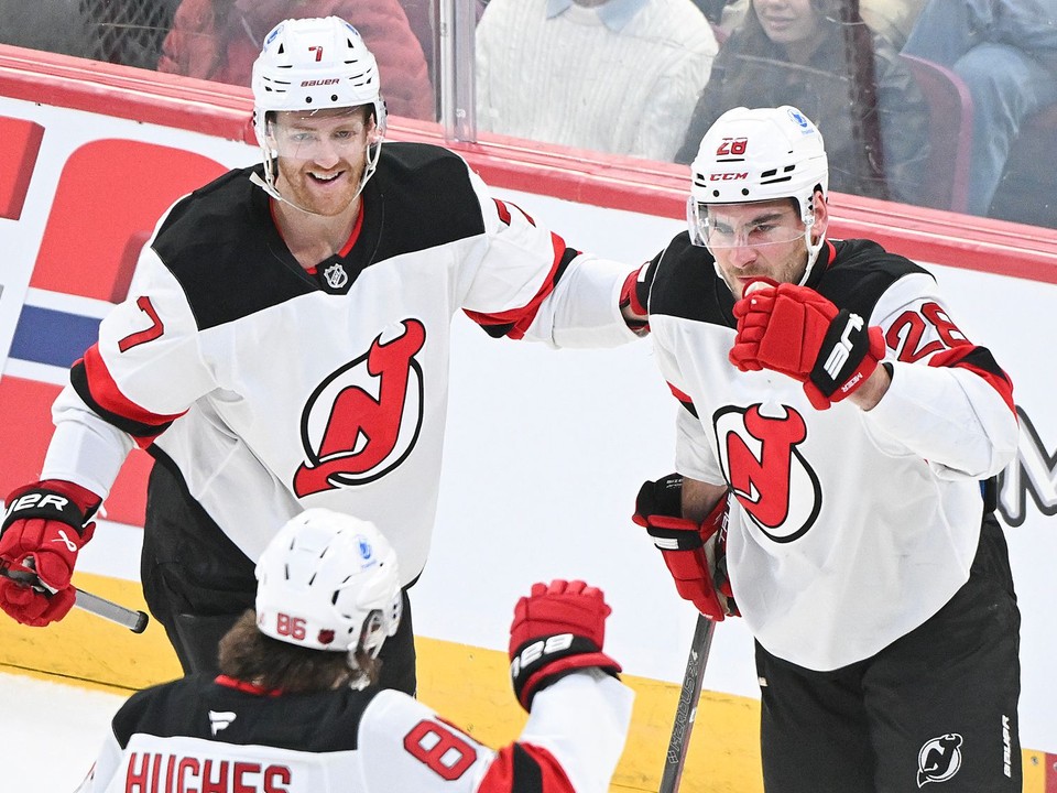 Timo Meier, Dougie Hamilton a Jack Hughes.