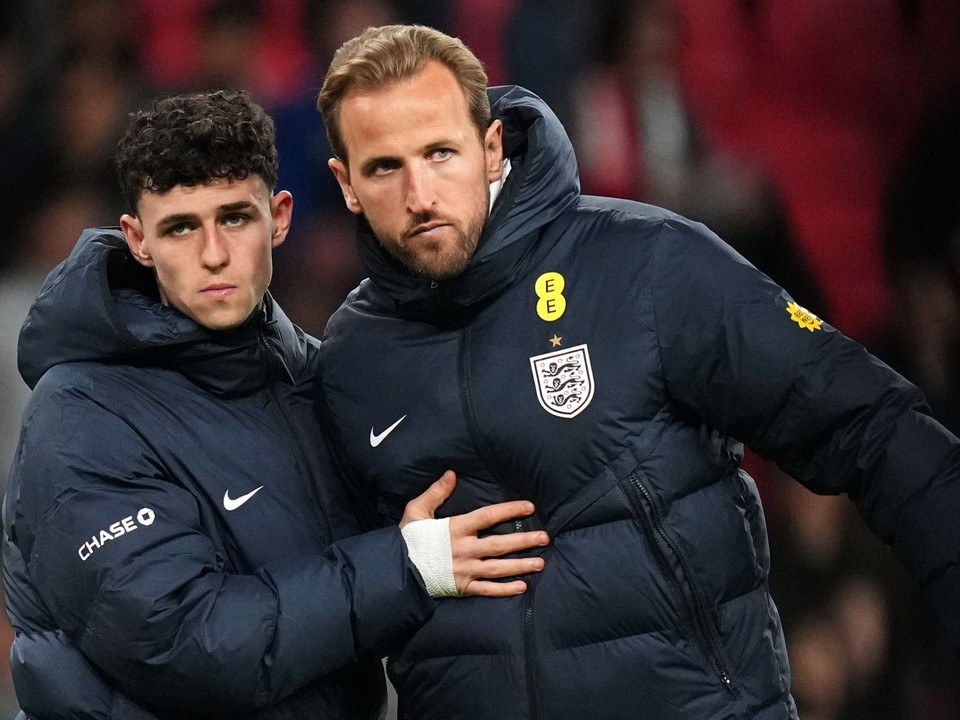 Na snímke anglickí futbalisti Phil Foden (vľavo) a Harry Kane reagujú po prehre v prípravnom zápase Anglicko - Japonsko.