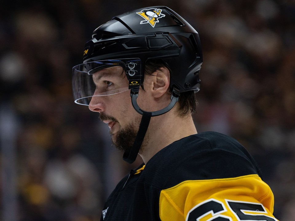 Erik Karlsson v drese Pittsburgh Penguins.