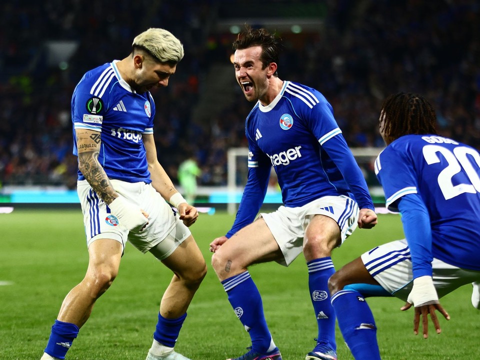 Futbalisti Racing Štrasburg oslavujú gól.