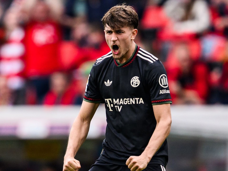 Tom Bischof oslavuje gól.