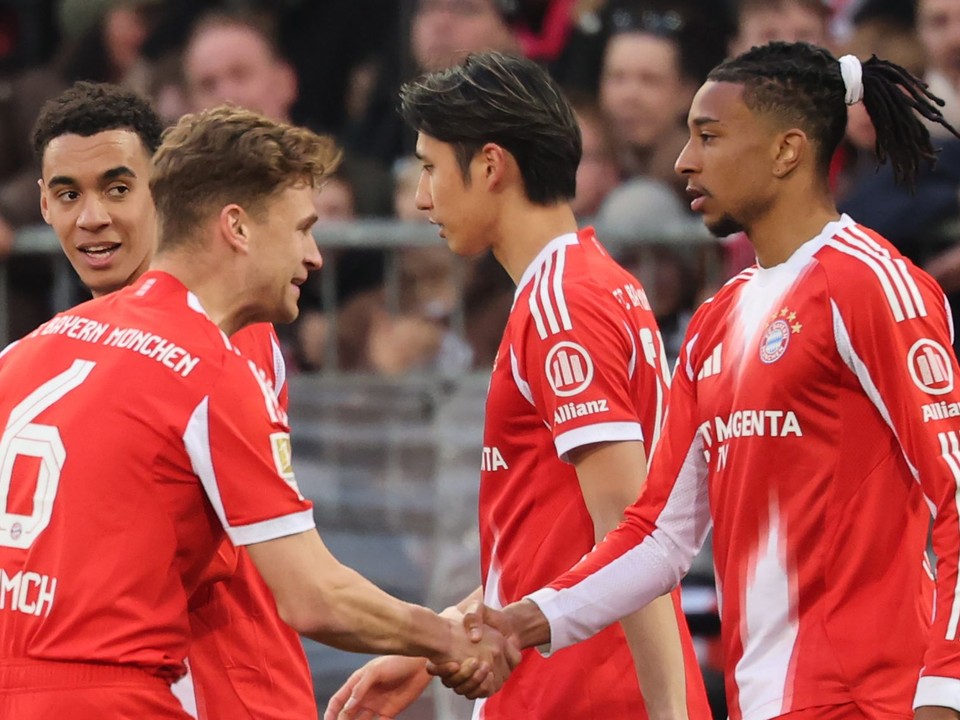 Hráči Bayernu oslavujú gól.
