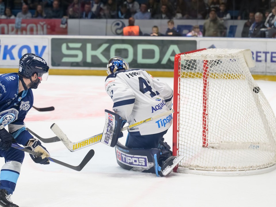 Na snímke gól v bránke Popradu, autor Artur Turanský z Nitry (vľavo) v piatom zápase.