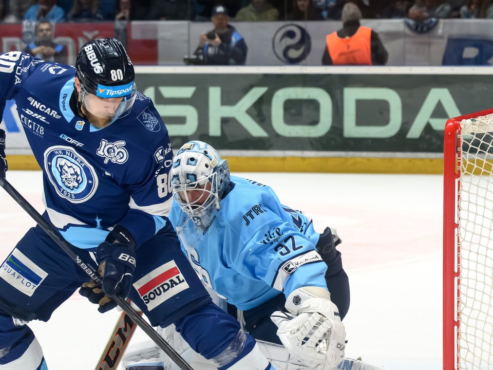 Tomáš Chrenko (Nitra) a brankár Jaroslav Janus (Slovan) v prvom zápase finále play off Tipsport extraligy medzi HK Nitra a HC Slovan Bratislava.
