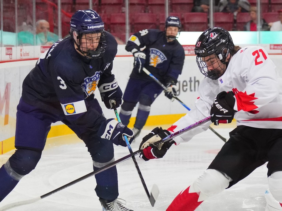Momentka zo zápasu Fínsko - Kanada.