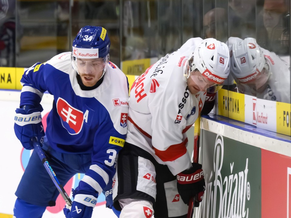 Na snímke zľava Peter Cehlárik (Slovensko) a Dario Rohrbach (Švajčiarsko) v prípravnom zápase.