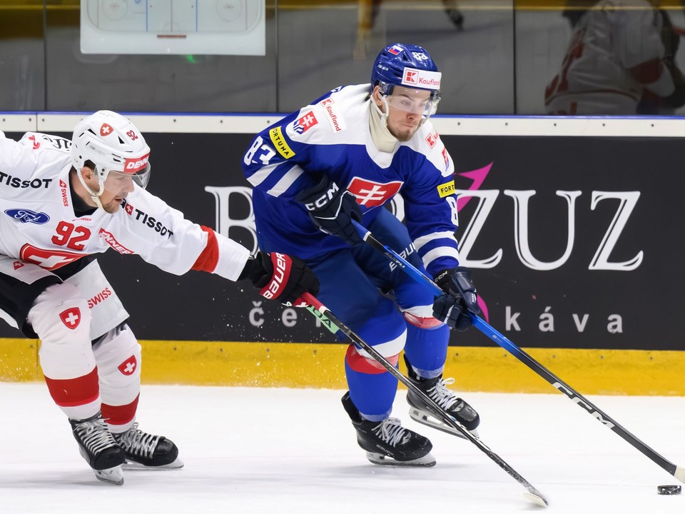 Na snímke zľava Gaetan Haas (Švajčiarsko) a Servác Petrovský (Slovensko) v prípravnom zápase.