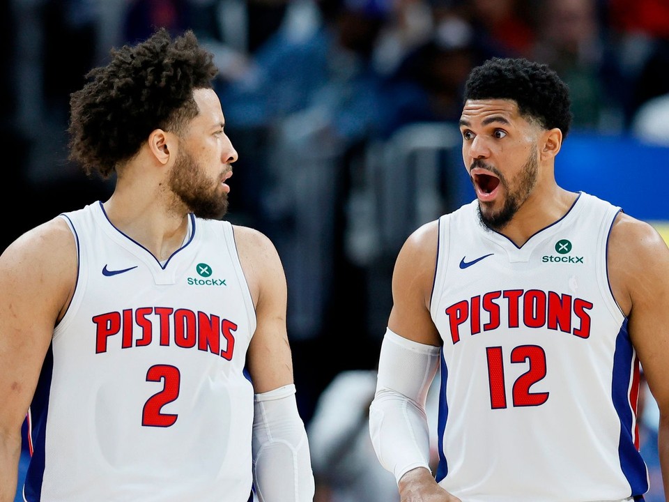 Hráči Tobias Harris (12) a Cade Cunningham (2) z Detroitu Pistons počas piateho zápasu.