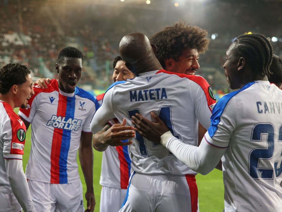 Hráči Crystal Palace oslavujú po úvodnom góle Ismaila Sarru v zápase semifinále Konferenčnej ligy Šachtar Doneck - Crystal Palace.