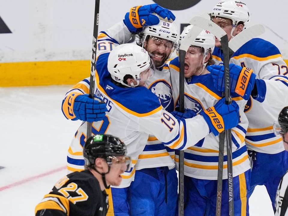 Buffalo oslavuje gól. 