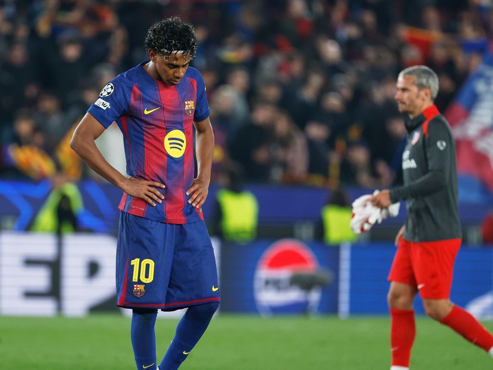 Hráč Barcelony Lamine Yamal  (vľavo) reaguje po prvom zápase štvrťfinále.