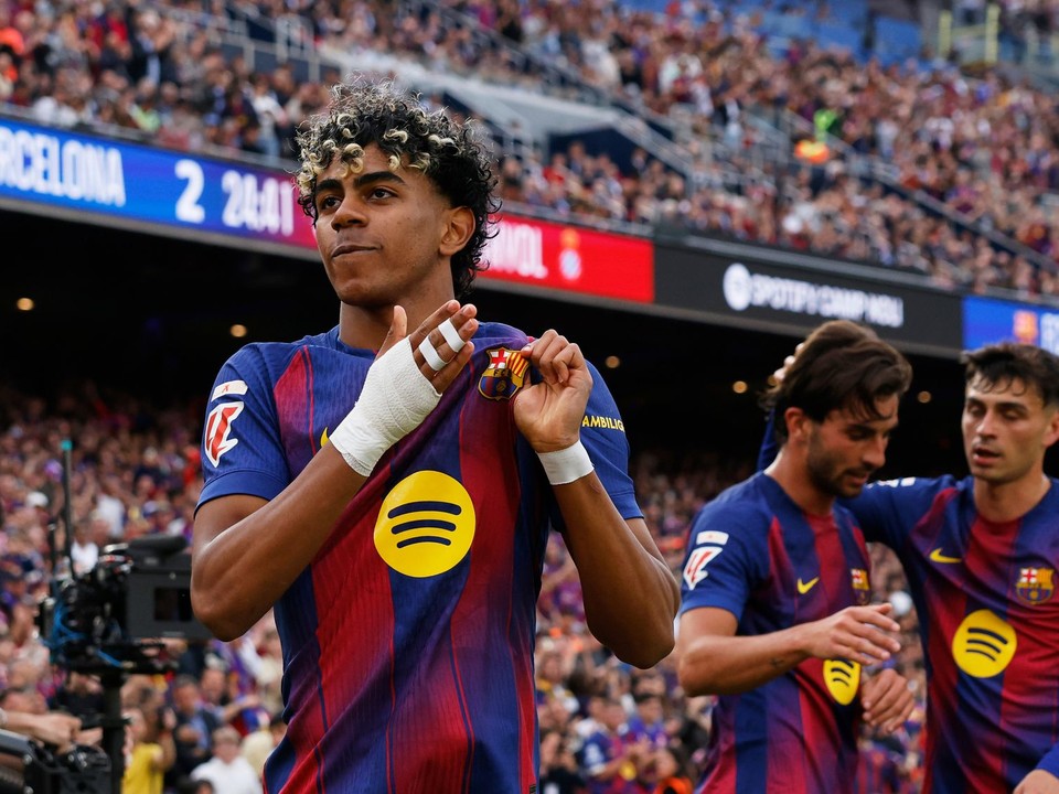 Hráči Barcelony oslavujú gól.