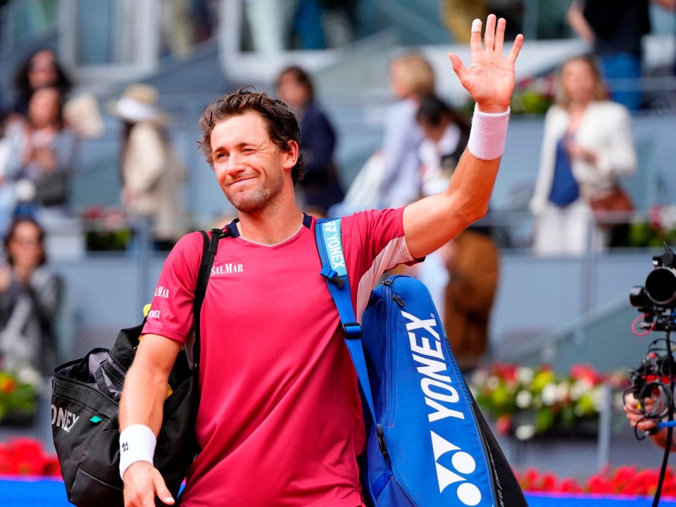 Nórsky tenista Casper Ruud máva divákom po prehre nad Belgičanom Alexandrom Blockxom vo štvrťfinále.