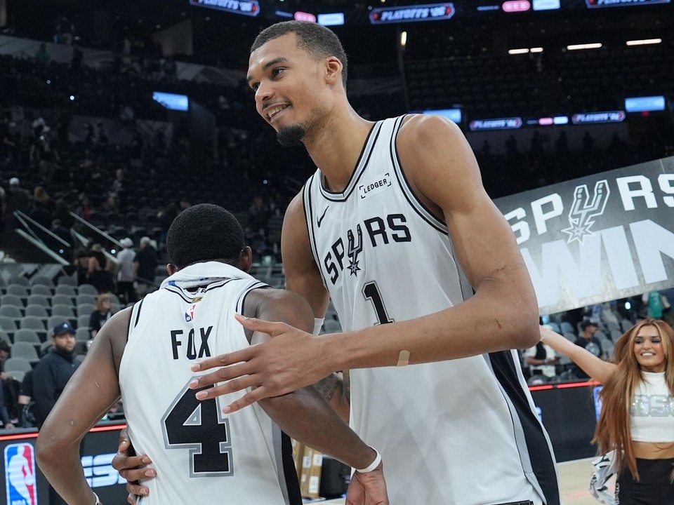 Victor Wembanyama sa teší s De'aaronom Foxom (4) z postupu.