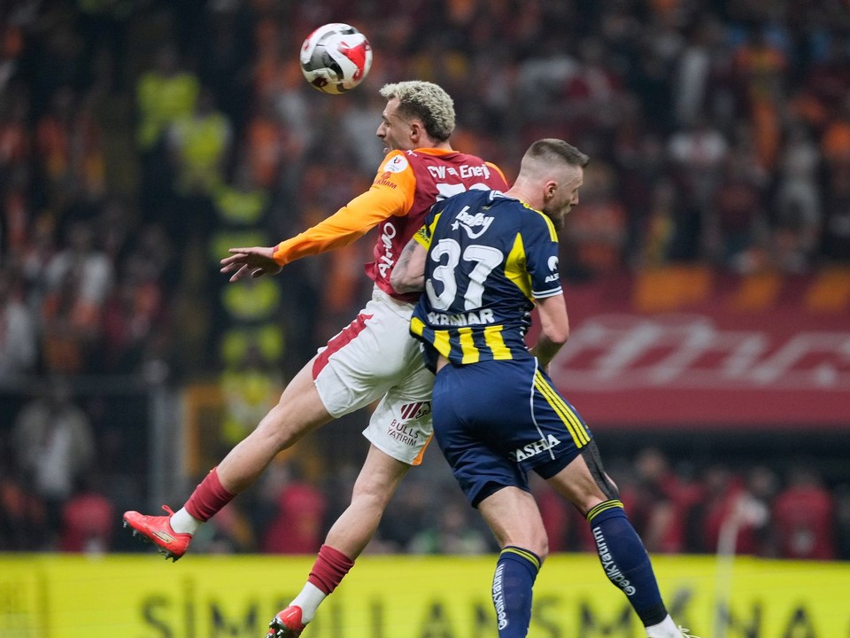 Baris Yilmaz a Milan Škriniar počas derby medzi Galatasarayom a Fenerbahce. 