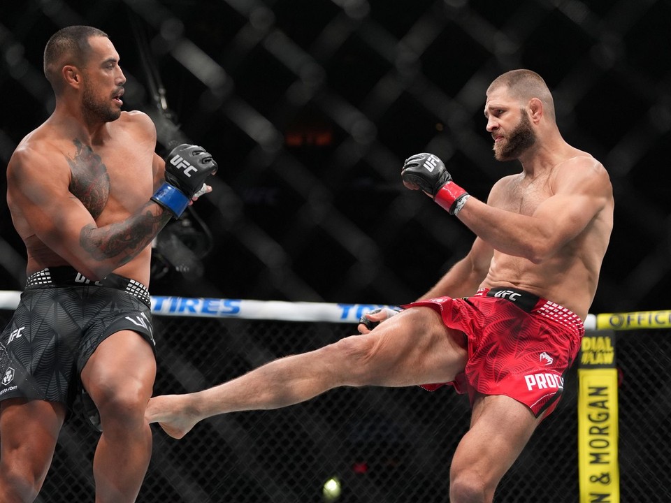 Carlos Ulberg (vľavo) v zápase s Procházkom na turnaji UFC 327.