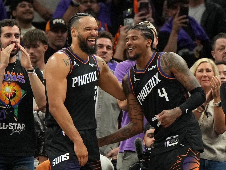 Jalen Green (4) oslavuje víťazstvo so spoluhráčom.