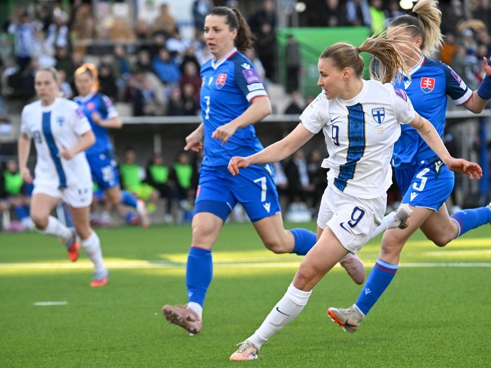 Katariina Kosolová strieľa gól.