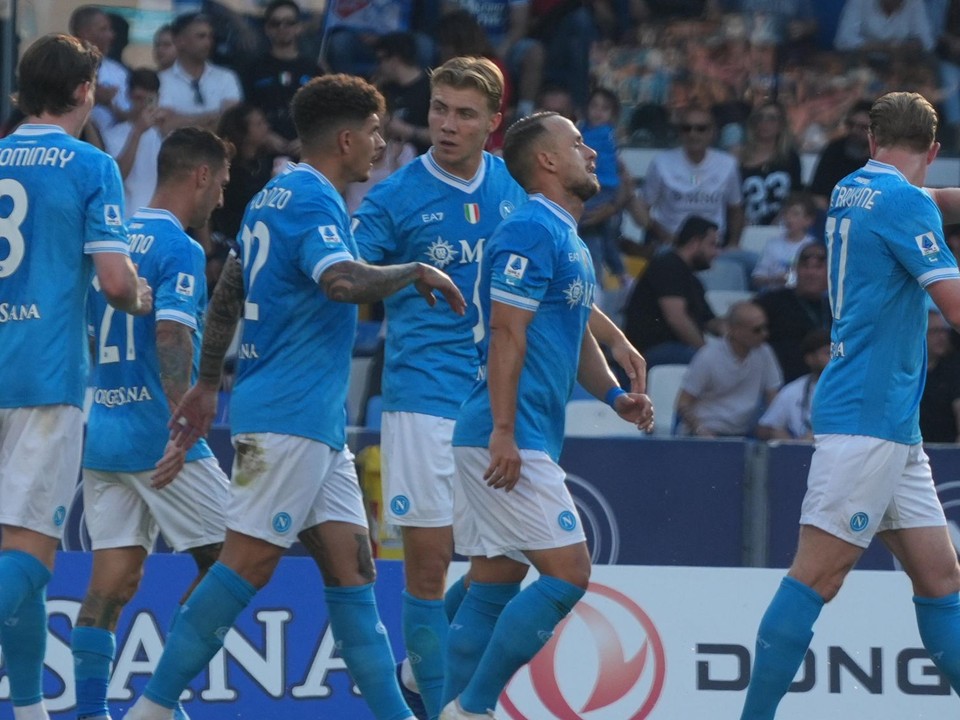 Futbalisti Neapolu oslavujú gól proti Udinese.
