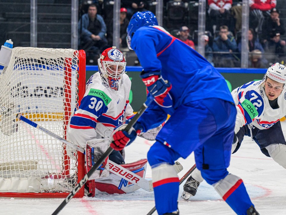 Tobias Normann (Nórsko), Martin Pospíšil (Slovensko) a Stian Solberg (Nórsko) počas zápasu základnej B-skupiny Slovensko - Nórsko na MS v hokeji 2026. 