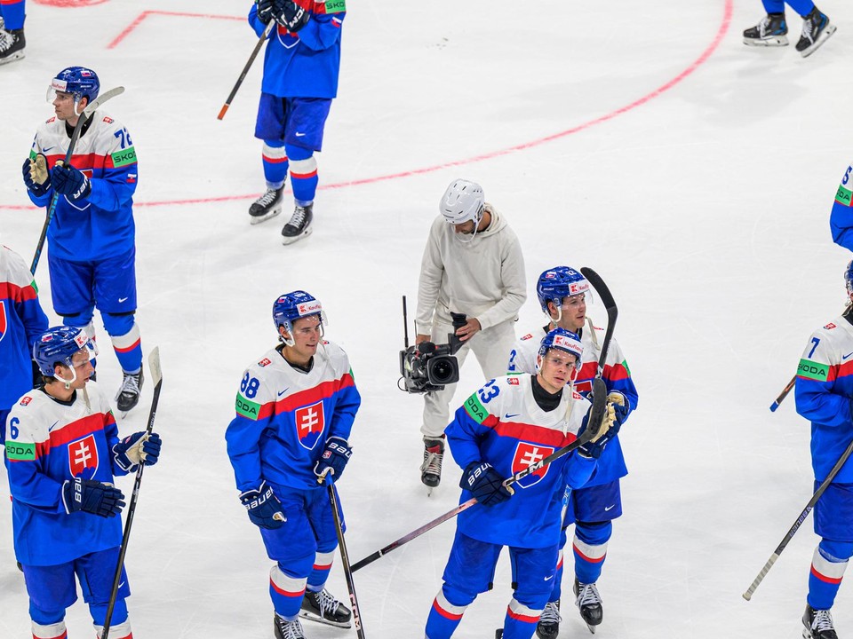 Slovenskí hokejisti sa tešia z víťazstva po zápase základnej B-skupiny Slovensko - Nórsko na MS v hokeji 2026. 