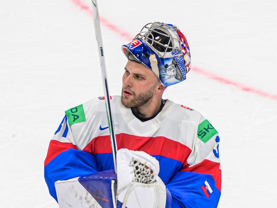 Samuel Hlavaj (Slovensko) ďakuje fanúšikom po zápase základnej B-skupiny Slovensko - Nórsko.