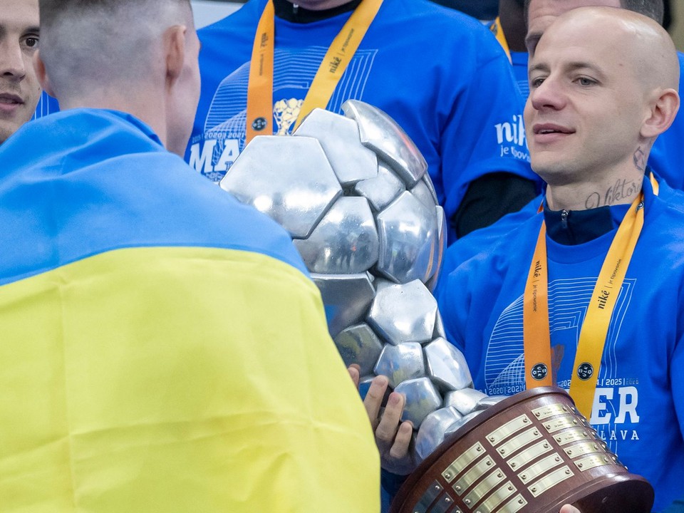 Na snímke hráč Slovana Vladimír Weiss ml. s trofejou počas osláv majstrovského titulu.