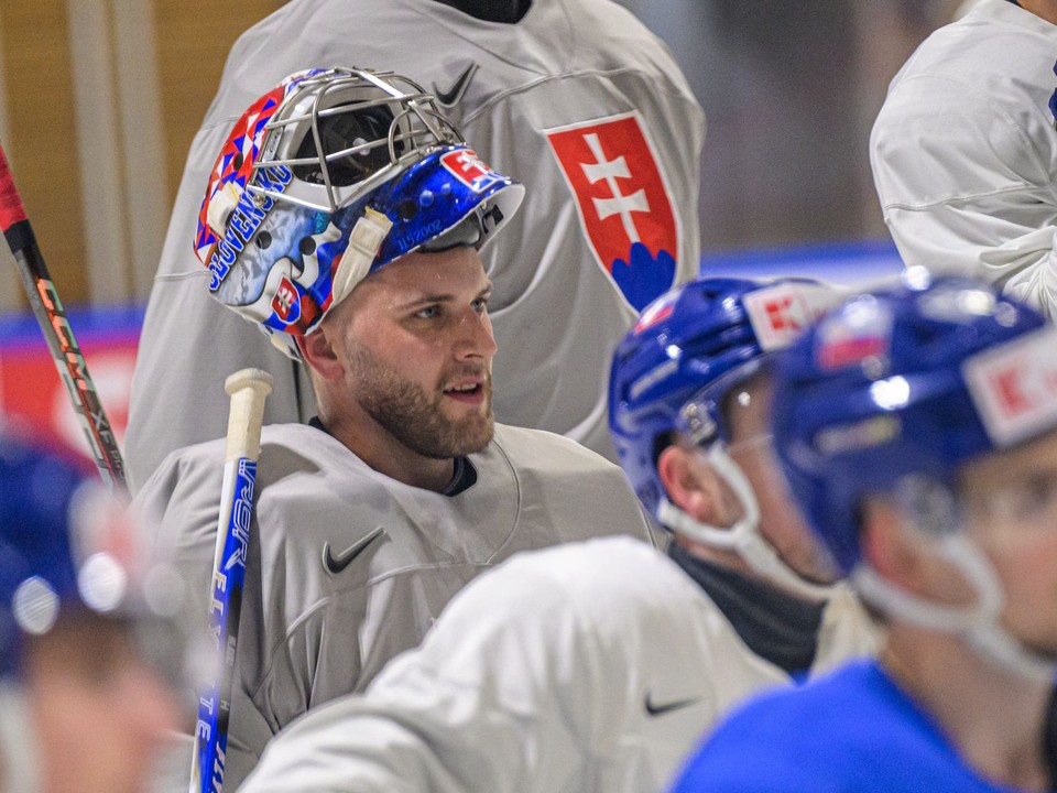 Brankár Samuel Hlavaj počas tréningu slovenskej hokejovej reprezentácie na MS v hokeji 2026.